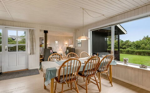 Theodor - 180M to the Fjord: Möbel, Interior Design, Flooring, Holz, Fussboden, Decke, Holzboden, Stuhl, Tabelle, Beleuchtung