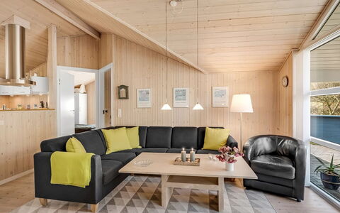 Tobbi - 1.1Km to the Fjord: Interior Design, Möbel, Flooring, Holz, Couch, Decke, Wohnzimmer, Fussboden, Holzboden, Zimmer