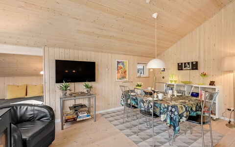 Tobbi - 1.1Km to the Fjord: Holz, Interior Design, Möbel, Decke, Zimmer, Flooring, Wohnzimmer, Fussboden, Zuhause, Light Fixture
