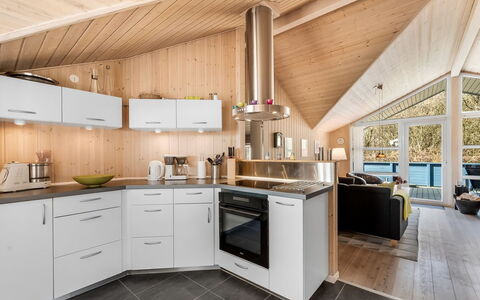 Tobbi - 1.1Km to the Fjord: Küche, Holz, Decke, Interior Design, Countertop, Light Fixture, Zuhause, Möbel, Küche & Esszimmer Tisch, Major Appliance