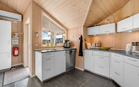 Tobbi - 1.1Km to the Fjord: Holz, Küche, Decke, Major Appliance, Interior Design, Countertop, Zuhause, Cabinetry, Küchengerät, Zimmer