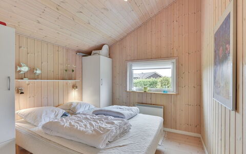 Tobbi - 1.1Km to the Fjord: Holz, Zuhause, Decke, Schlafzimmer, Hartholz, Hütte, Planke, Holzbeize, Bett, Bedding
