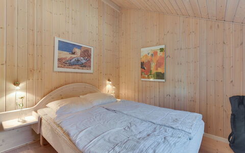 Tobbi - 1.1Km to the Fjord: Holz, Decke, Interior Design, Schlafzimmer, Fussboden, Zimmer, Flooring, Bett, Bettdecke, Zuhause