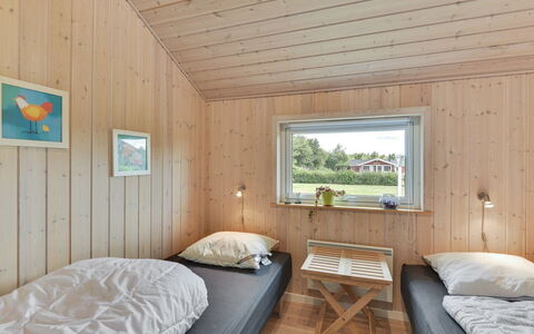 Tobbi - 1.1Km to the Fjord: Holz, Zuhause, Schlafzimmer, Decke, Hartholz, Holzbeize, Planke, Bett, Bettrahmen, Bedding