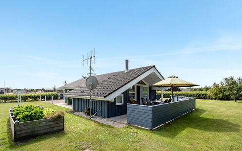Tobbi - 1.1Km to the Fjord: Dach, Haus, Zuhause, Hütte, Estate, Schatten, Abstellgleis, Rasen, Veranda, Bauernhaus