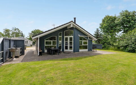 Jarik - 1.2Km to the Fjord: Möbel, Interior Design, Flooring, Holz, Fussboden, Decke, Holzboden, Stuhl, Tabelle, Beleuchtung