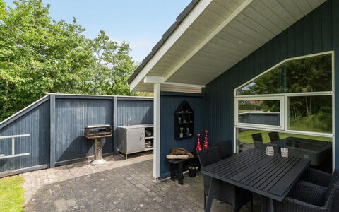 Jarik - 1.2Km to the Fjord: Möbel, Interior Design, Flooring, Holz, Fussboden, Decke, Holzboden, Stuhl, Tabelle, Beleuchtung