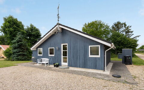 Jarik - 1.2Km to the Fjord: Möbel, Interior Design, Flooring, Holz, Fussboden, Decke, Holzboden, Stuhl, Tabelle, Beleuchtung