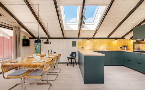 Throkil - 450M to the Fjord: Holz, Decke, Interior Design, Möbel, Flooring, Küche, Light Fixture, Countertop, Stuhl, Küche & Esszimmer Tisch