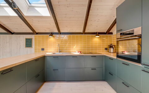 Throkil - 450M to the Fjord: Küche, Holz, Countertop, Decke, Interior Design, Flooring, Cabinetry, Fussboden, Light Fixture, Armatur
