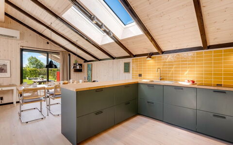 Throkil - 450M to the Fjord: Küche, Holz, Countertop, Interior Design, Decke, Flooring, Möbel, Cabinetry, Fussboden, Küchengerät