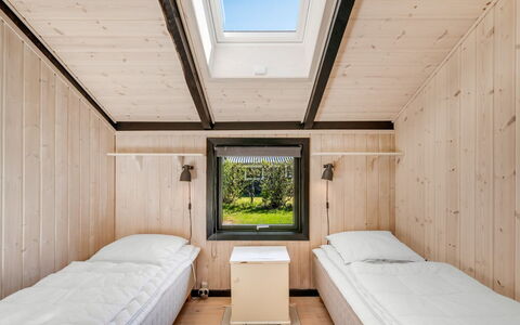 Throkil - 450M to the Fjord: Holz, Fussboden, Schlafzimmer, Decke, Holzbeize, Bett, Hartholz, Planke, Blockhaus, Design