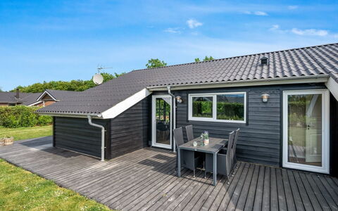 Leeve - 1.4Km to the Fjord: Dach, Haus, Zuhause, Hütte, Tür, Abstellgleis, Deck, Veranda, Planke, Hartholz