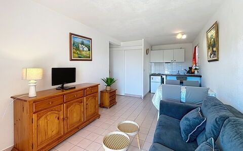 Saint Aygulf 100: Möbel, Flooring, Fussboden, Wohnung, Couch, Stuhl, Wohnzimmer, Design, Hartholz