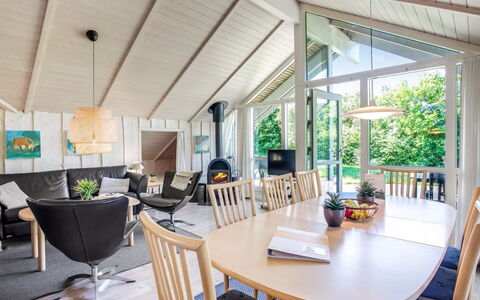 Isving - 1.1Km to the Fjord: Möbel, Interior Design, Flooring, Holz, Fussboden, Decke, Holzboden, Stuhl, Tabelle, Beleuchtung