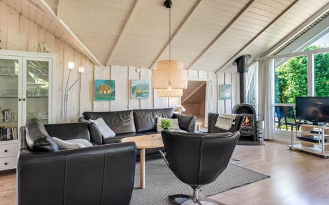 Isving - 1.1Km to the Fjord: Möbel, Interior Design, Flooring, Holz, Fussboden, Decke, Holzboden, Stuhl, Tabelle, Beleuchtung