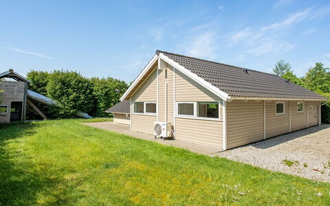Isving - 1.1Km to the Fjord: Möbel, Interior Design, Flooring, Holz, Fussboden, Decke, Holzboden, Stuhl, Tabelle, Beleuchtung