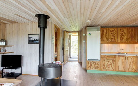 Jaane - 650M to the Fjord: Holz, Flooring, Decke, Interior Design, Fussboden, Holzboden, Hartholz, Holzbeize, Light Fixture, Zimmer