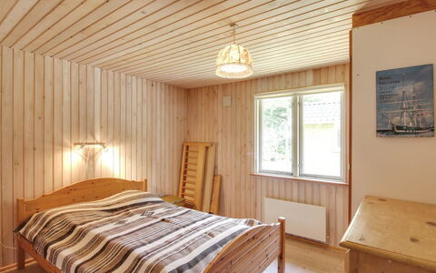 Jaane - 650M to the Fjord: Bett, Interior Design, Schlafzimmer, Wand, Flooring, Möbel, Fussboden, Holz, Decke, Bettdecke