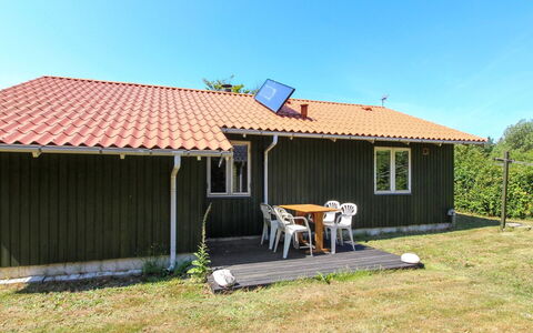 Jaane - 650M to the Fjord: Holz, Haus, Dach, Hütte, Zuhause, Abstellgleis, Grundstueck, Tür, Gartenbauten, Schatten