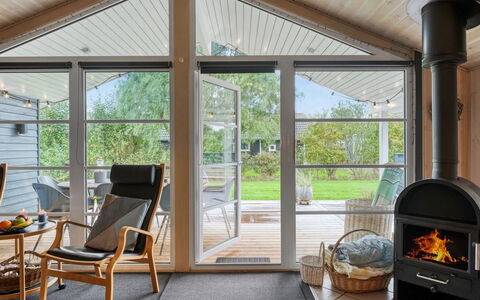 Martina - 560M to the Fjord: Holz, Möbel, Flooring, Interior Design, Decke, Stuhl, Fussboden, Wohnzimmer, Couch, Hartholz