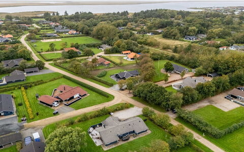 Martina - 560M to the Fjord: Wohngebiet, Vogelperspektive, Landschaft, Haus, Zuhause, Luftaufnahmen, Dach, Vorort, Einfach, Grundstueck