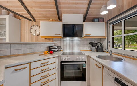 Martina - 560M to the Fjord: Küche, Countertop, Interior Design, Holz, Küchengerät, Flooring, Major Appliance, Decke, Armatur, Spüle
