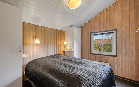 Martina - 560M to the Fjord: Holz, Interior Design, Decke, Flooring, Fussboden, Schlafzimmer, Light Fixture, Beleuchtung, Zimmer, Bett