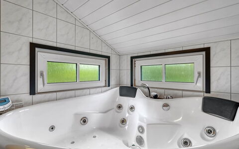 Martina - 560M to the Fjord: Armatur, Badewanne, Interior Design, Badezimmer, Flooring, Decke, Installation, Fussboden, Zapfhahn