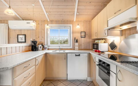 Tinka - 1.2Km to the Fjord: Küche, Holz, Countertop, Küchengerät, Major Appliance, Interior Design, Flooring, Fussboden, Cabinetry, Decke