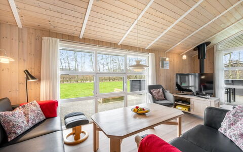 Tinka - 1.2Km to the Fjord: Holz, Interior Design, Flooring, Decke, Fussboden, Zimmer, Wohnzimmer, Holzboden, Hütte, Hartholz