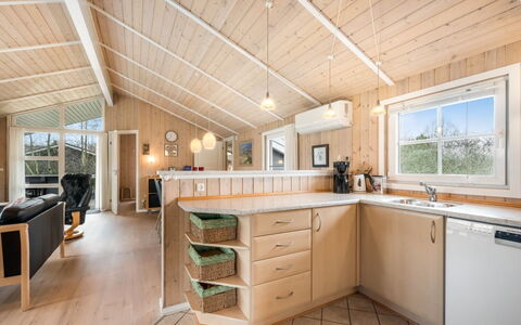 Tinka - 1.2Km to the Fjord: Küche, Holz, Decke, Interior Design, Countertop, Flooring, Cabinetry, Möbel, Major Appliance, Fussboden