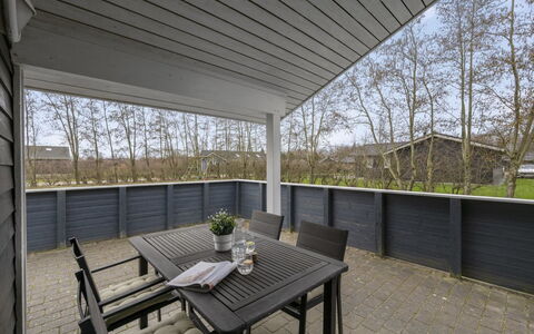 Tinka - 1.2Km to the Fjord: Decke, Veranda, Deck, Schatten, Hartholz, Glas, Planke, Outdoor Struktur, Holzbeize, Daylighting