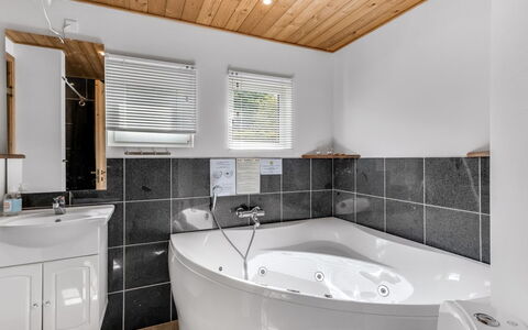 Gretje - 650M to the Fjord: Armatur, Badewanne, Badezimmer, Flooring, Interior Design, Fussboden, Decke, Zapfhahn, Sinken, Installation