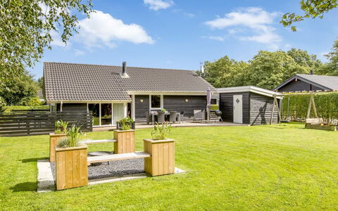 Gretje - 650M to the Fjord: Haus, Zuhause, Dach, Hütte, Wohngebiet, Garten, Schatten, Rasen, Estate, Bauernhaus
