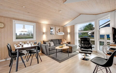 Marten - 1.2Km to the Fjord: Möbel, Interior Design, Flooring, Holz, Fussboden, Decke, Holzboden, Stuhl, Tabelle, Beleuchtung