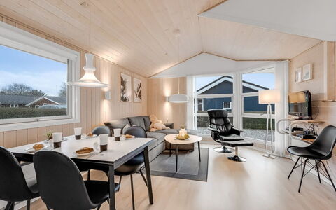 Marten - 1.2Km to the Fjord: Möbel, Interior Design, Flooring, Holz, Fussboden, Decke, Holzboden, Stuhl, Tabelle, Beleuchtung