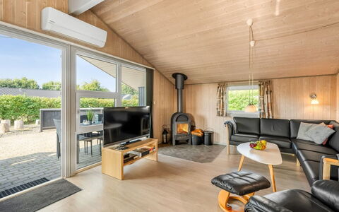 Robertha - 800M to the Fjord: Flooring, Interior Design, Fussboden, Decke, Couch, Wohnzimmer, Zimmer, Holzboden, Hartholz
