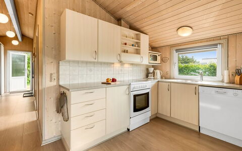 Robertha - 800M to the Fjord: Holz, Flooring, Interior Design, Fussboden, Decke, Küche, Küchengerät, Countertop, Zuhause, Major Appliance