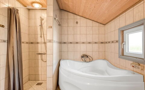 Robertha - 800M to the Fjord: Armatur, Badezimmer, Badewanne, Flooring, Interior Design, Fussboden, Holz, Zapfhahn, Installation, Decke