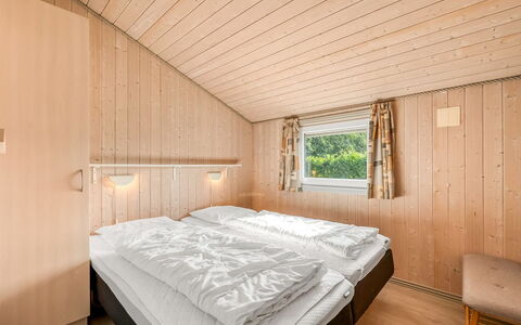 Robertha - 800M to the Fjord: Holz, Zuhause, Holzbeize, Hartholz, Schlafzimmer, Planke, Design, Bett, Blockhaus