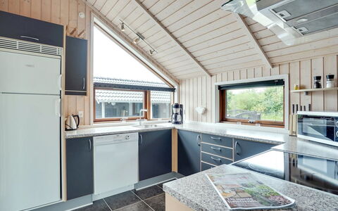 Chermeine - 1.2Km to the Fjord: Holz, Decke, Zuhause, Küche, Countertop, Hütte, Hartholz, Cabinetry, Holzbeize, Küchengerät