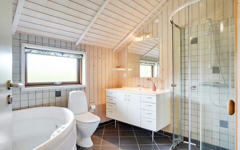Chermeine - 1.2Km to the Fjord: Armatur, Holz, Decke, Interior Design, Flooring, Installation, Fussboden, Zapfhahn, Sinken, Badezimmer