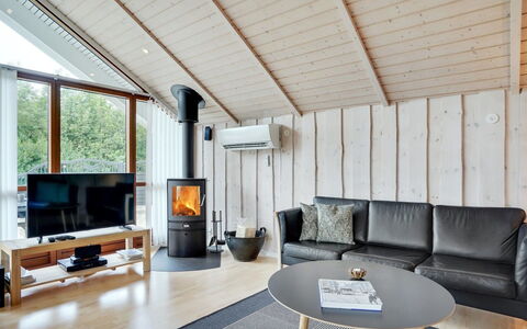 Chermeine - 1.2Km to the Fjord: Flooring, Holz, Interior Design, Fussboden, Möbel, Decke, Zuhause, Wohnzimmer, Zimmer, Holzboden