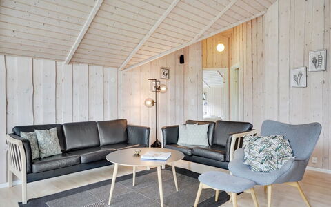 Chermeine - 1.2Km to the Fjord: Holz, Flooring, Interior Design, Möbel, Fussboden, Wohnzimmer, Decke, Zuhause, Holzboden, Couch