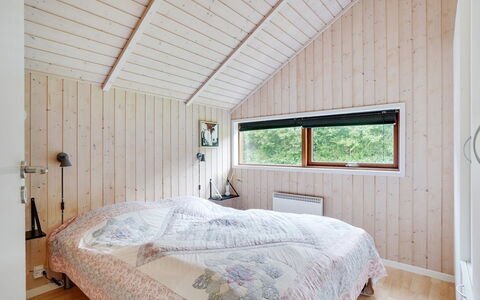 Chermeine - 1.2Km to the Fjord: Holz, Interior Design, Schlafzimmer, Decke, Bett, Flooring, Fussboden, Möbel, Zimmer, Bettdecke