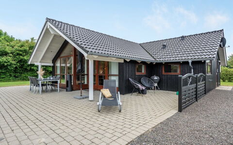 Chermeine - 1.2Km to the Fjord: Haus, Hütte, Dach, Gartenbauten, Schatten, Schuppen, Hinterhof, Gartenmöbel, Garten, Rasen