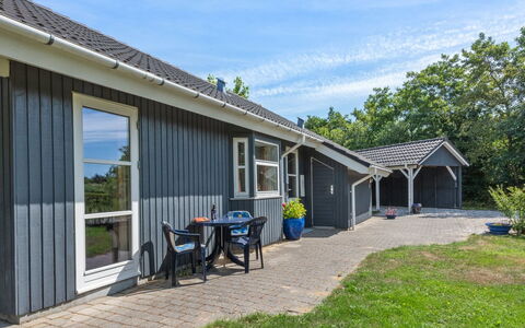 Herlugh - 1Km to the Fjord: Dach, Hütte, Zuhause, Schatten, Abstellgleis, Bauernhaus, Veranda, Outdoor Struktur, Gartenbauten