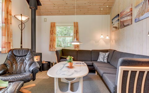Herlugh - 1Km to the Fjord: Möbel, Holz, Interior Design, Flooring, Fussboden, Wohnzimmer, Decke, Beleuchtung, Couch, Light Fixture