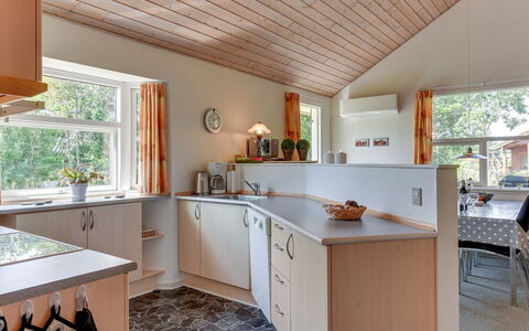 Herlugh - 1Km to the Fjord: Interior Design, Countertop, Flooring, Möbel, Decke, Küche, Holz, Cabinetry, Light Fixture, Fussboden